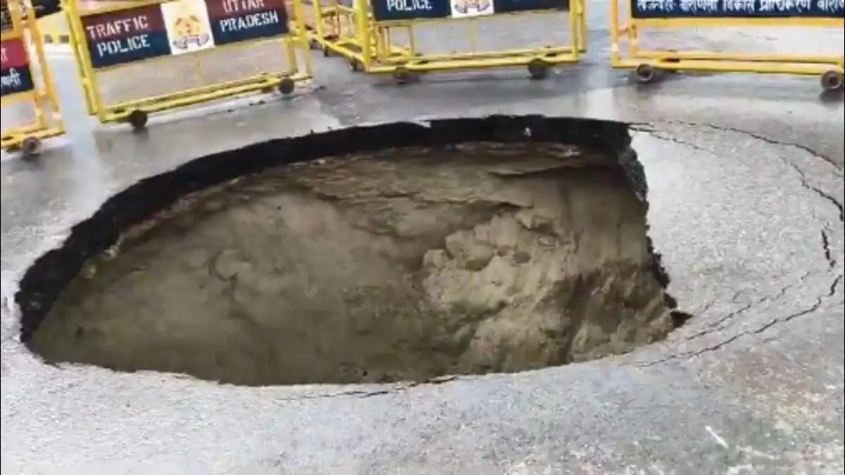 वाराणसी में सड़क धसी